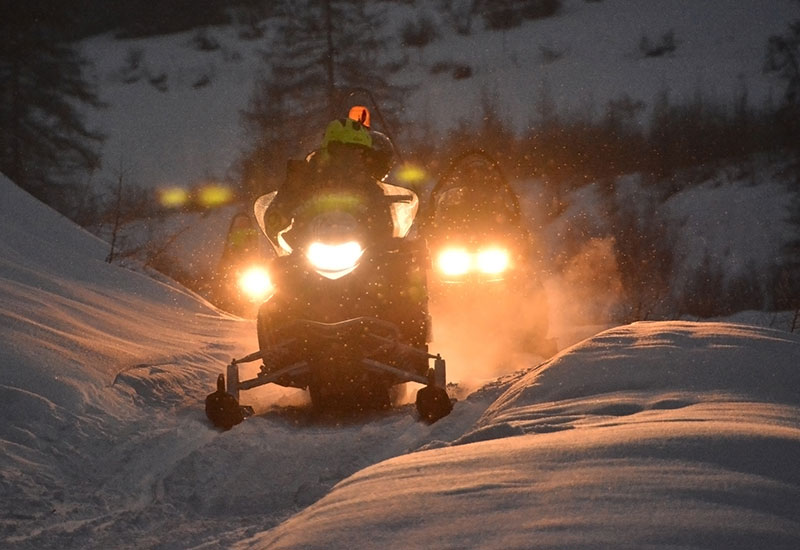 Escursione motoslitta avventura notturna